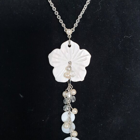 Vintage Avon Mother of Pearl Carved Flower Silver Tone Pendant Necklace Necklace - Picture 4 of 9